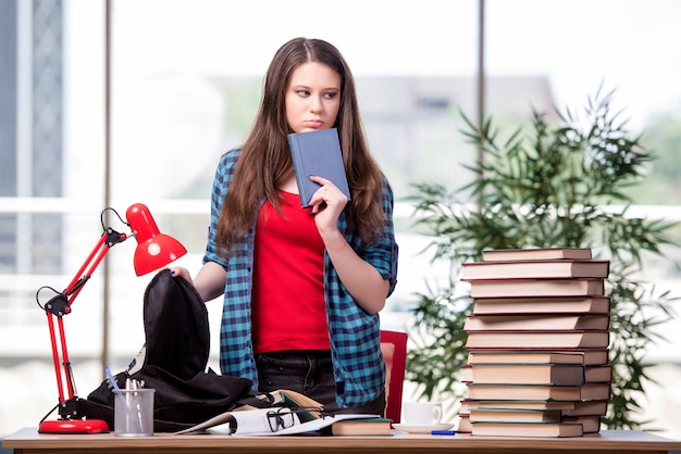 Foto giovane studente che si prepara per gli esami scolastici