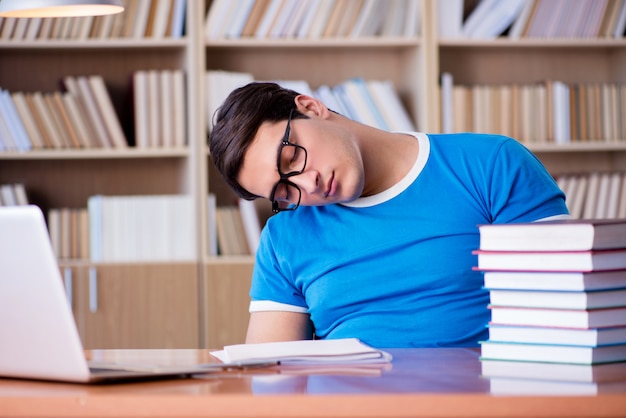 Foto giovane studente che si prepara per gli esami scolastici