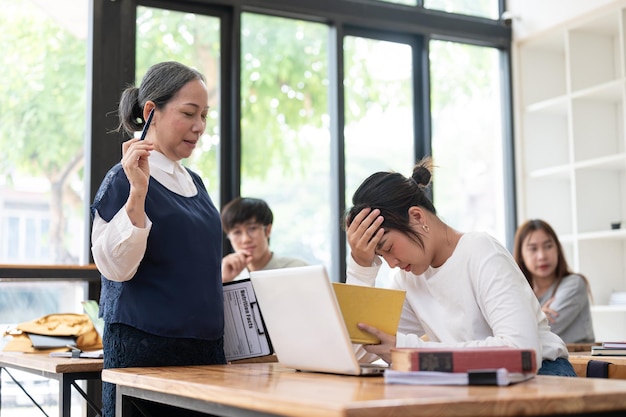 Photo young student struggle to understand the lesson while teacher trying to help her in the classroom