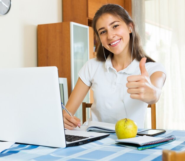 Giovane studente studia a casa