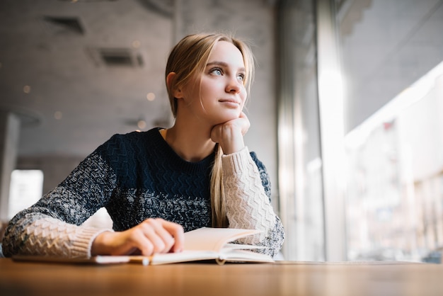 Giovane studente che studia a casa, apprendimento a distanza, preparazione all'esame. ritratto di giovane donna pensosa pianificazione avvio