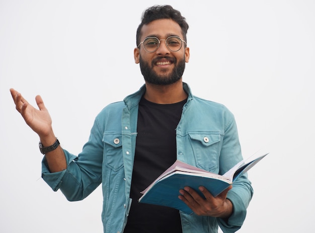 Un giovane studente con il libro - concetto di formazione in linea felice