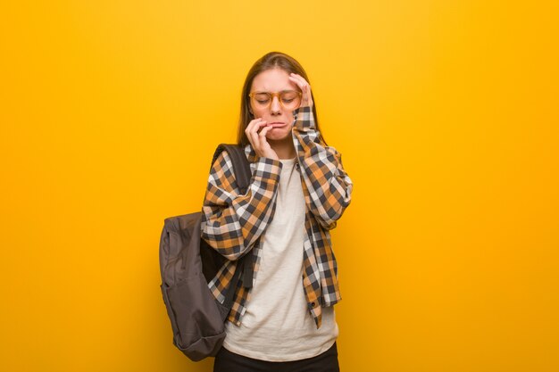 若い学生女性絶望的で悲しい