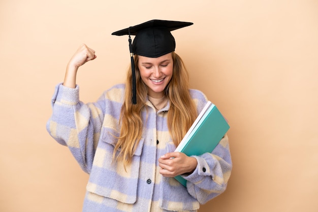 強いジェスチャーをしている孤立した背景上の若い学生女性