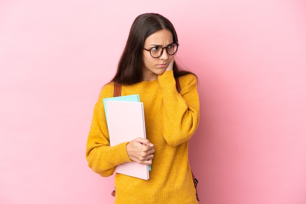 La giovane donna dello studente ha isolato il fondo frustrato e che copre le orecchie?