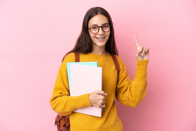 素晴らしいアイデアを指している孤立した背景上の若い学生女性