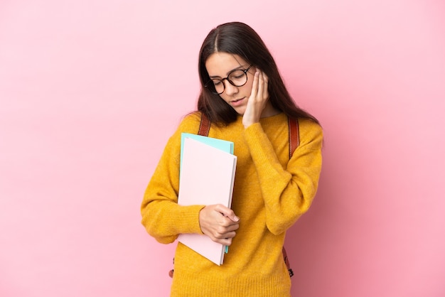 頭痛のある孤立した背景上の若い学生女性