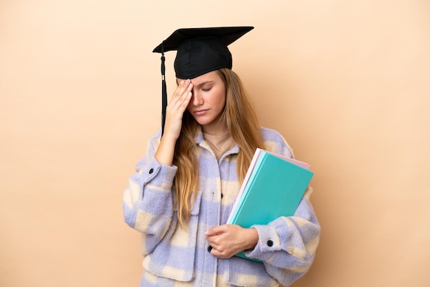 頭痛のある孤立した背景上の若い学生女性