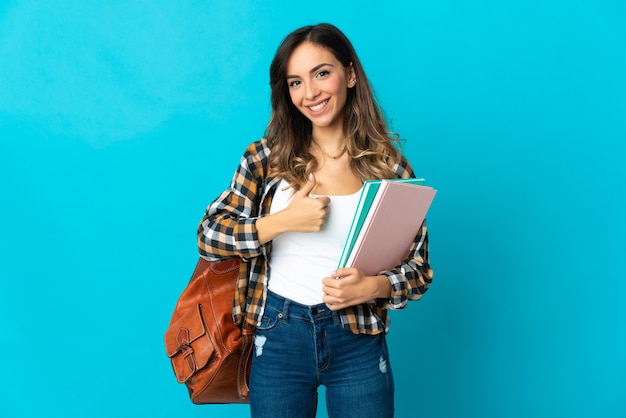 親指を立てるジェスチャーを与える孤立した若い学生女性