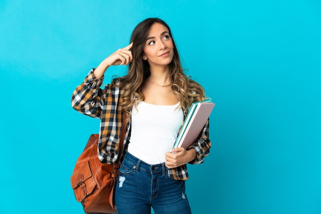 Donna giovane studente isolata avendo dubbi e pensiero