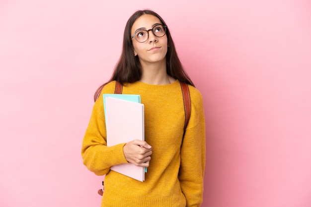 孤立して見上げる若い学生女性