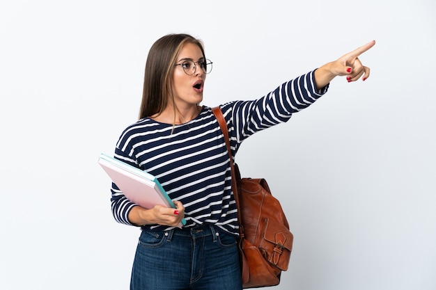 離れて指している孤立した若い学生女性