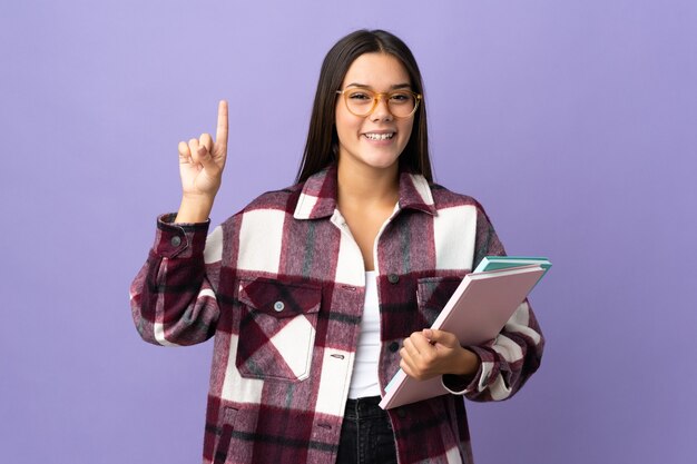 Donna giovane studente isolata sulla porpora rivolta verso l'alto una grande idea