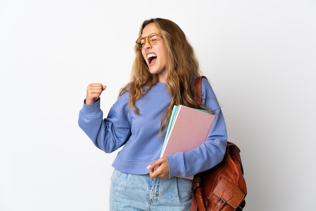 勝利を祝って白い壁に孤立した若い学生女性