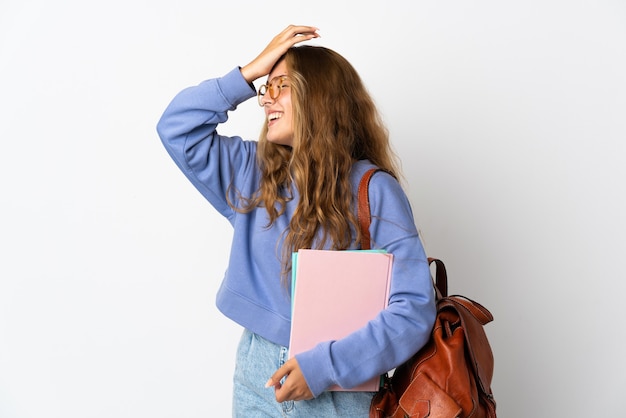 La giovane donna studentessa isolata sul muro bianco ha realizzato qualcosa e intende la soluzione