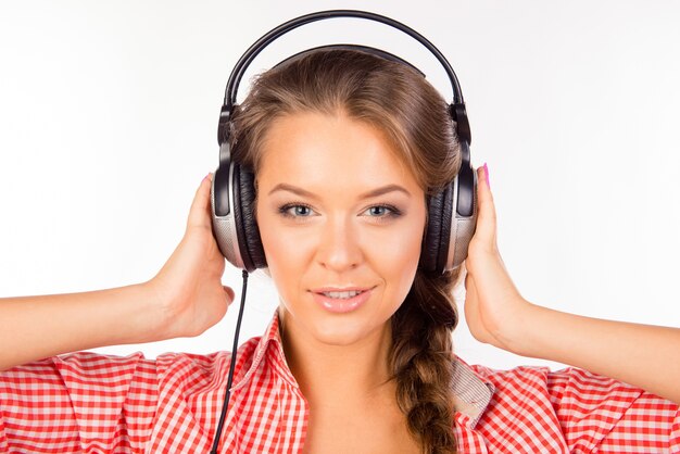 Молодая студентка женщина слушает музыку
