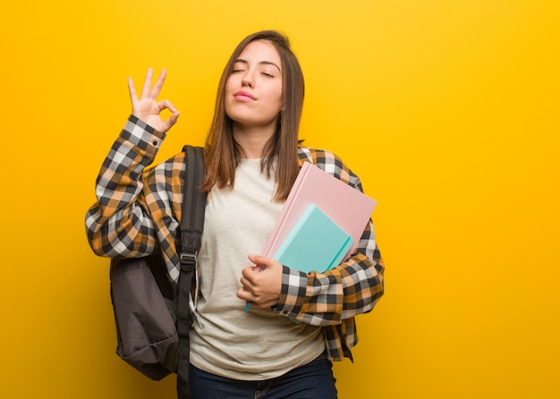 ヨガを行う若い学生女性