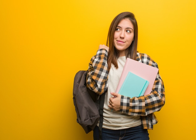 アイデアについて考える若い学生女性