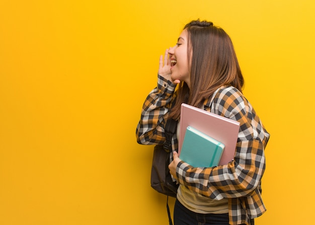 Photo young student woman whispering gossip undertone