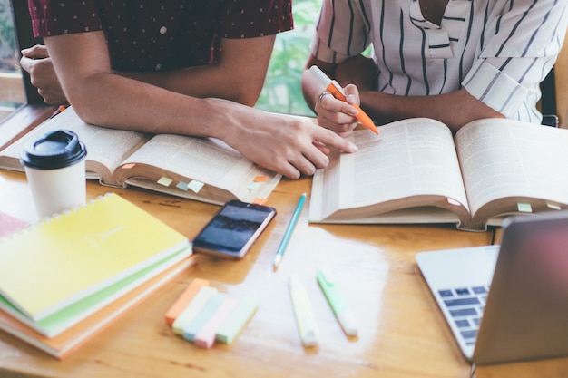 Il campus di giovani studenti aiuta l'amico a recuperare e imparare