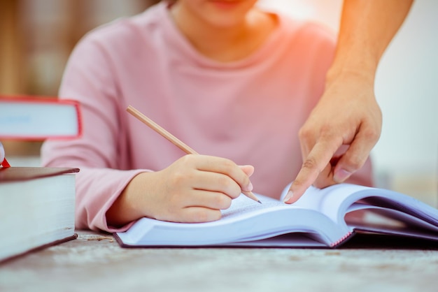 Il campus dei giovani studenti aiuta l'apprendimento degli amici. concetto di persone, apprendimento, istruzione e scuola.