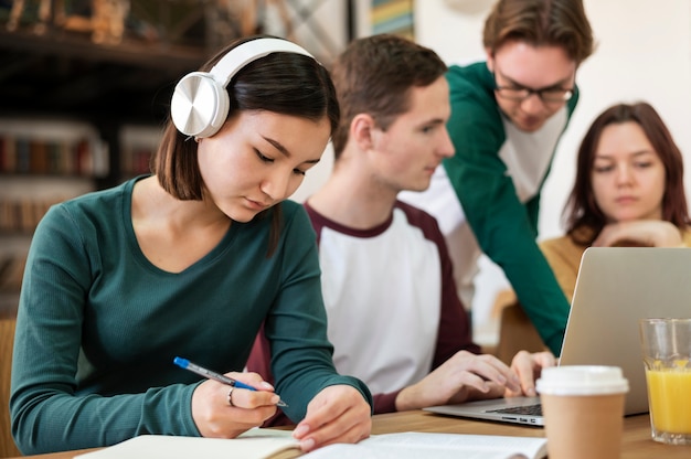 Foto giovani studenti durante lo studio di gruppo che ricercano insieme