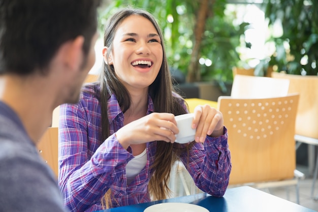 コーヒーを一緒に持っている若い学生