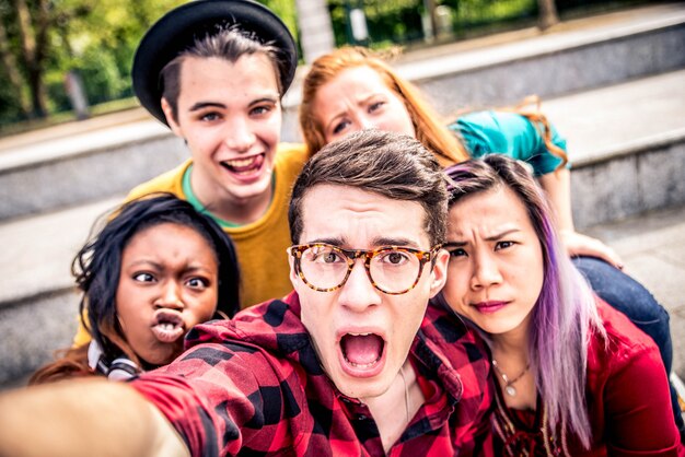 Photo young students outdoors