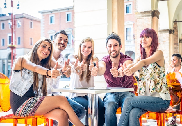 Giovani studenti all'aperto