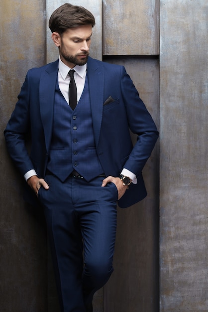 Photo young stylish businessman wearing suit