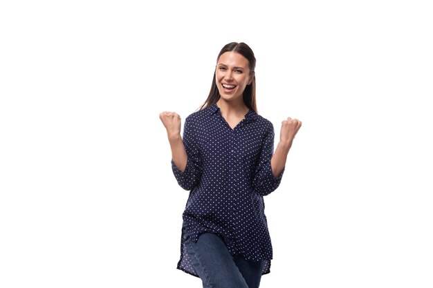 Photo young stylish cute european slim business woman with straight black hair dressed in dark blue blouse