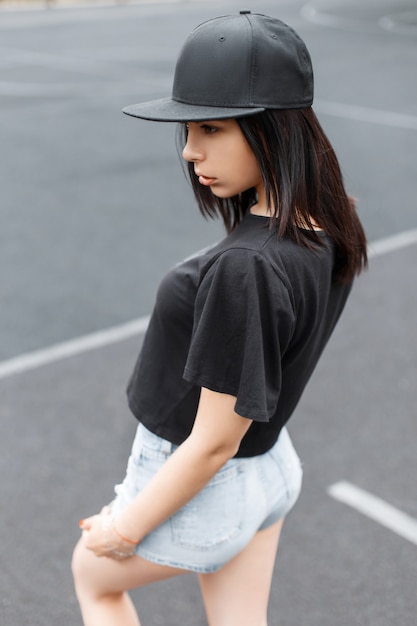 검은 야구 모자에 세련 된 소녀