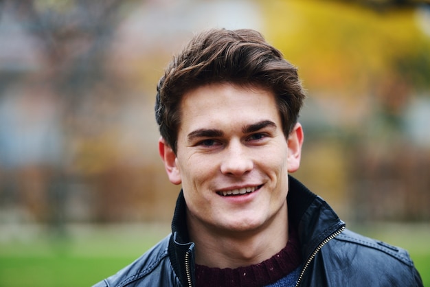 Photo young stylish guy in park posing