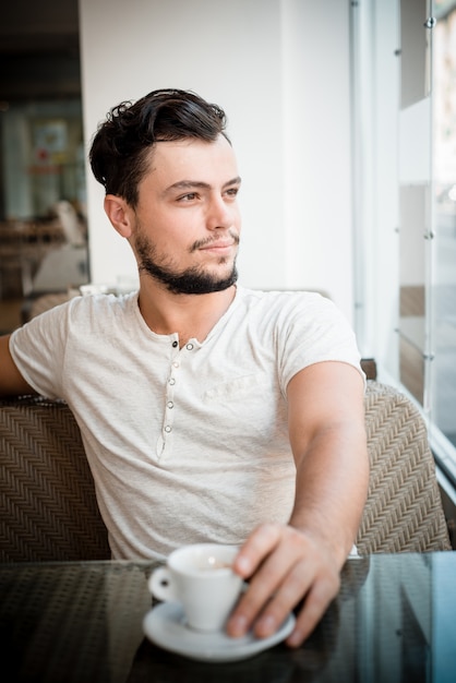 Photo young stylish man at the bar