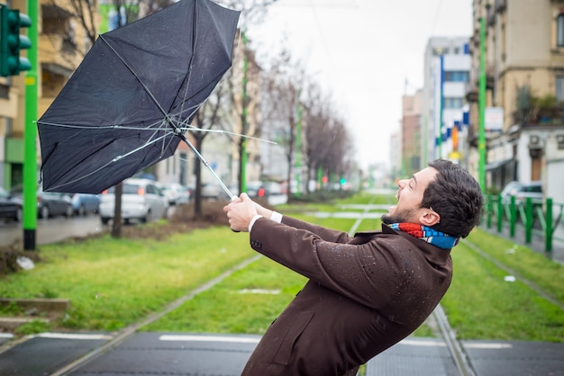 Foto giovane uomo alla moda