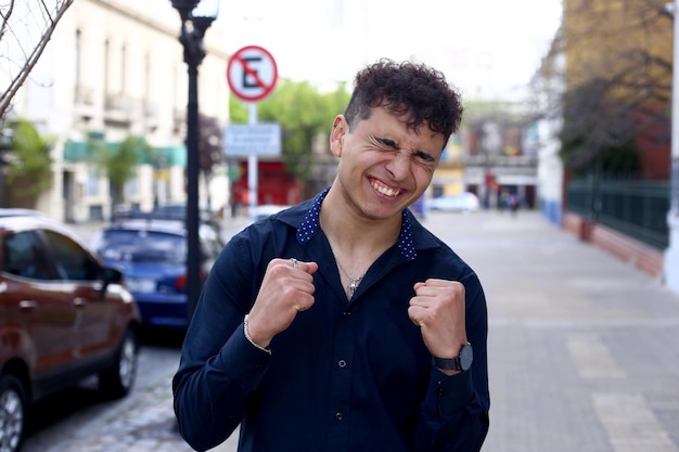 Foto giovane uomo di successo all'aperto stile di vita di occupazione di lavoro