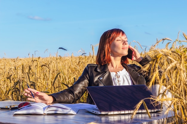 La giovane donna d'affari di successo sta facendo i suoi affari dove vuole