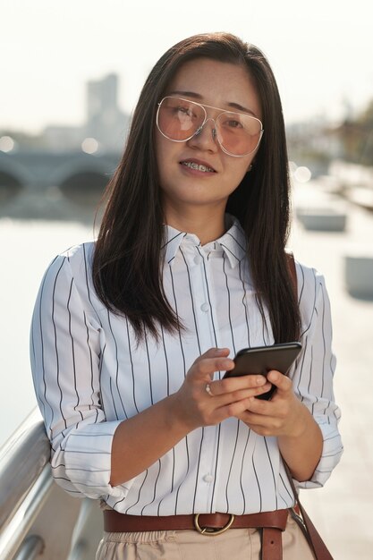 Giovane imprenditrice cinese di successo con il cellulare