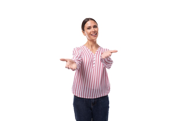 Foto giovane donna d'affari bruna intelligente e di successo vestita con una camicia a righe su uno sfondo bianco con