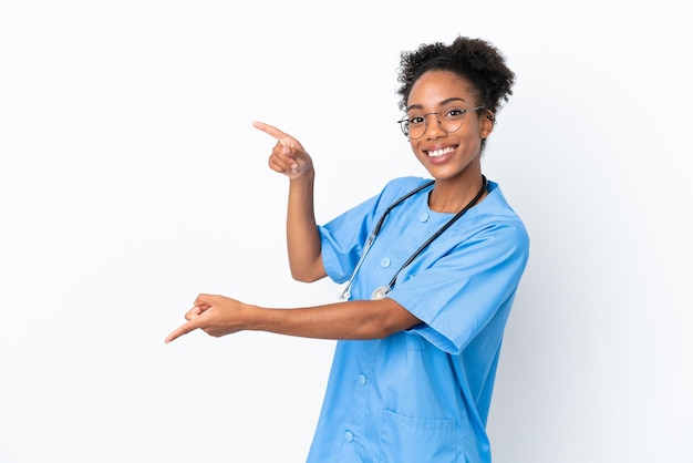若い外科医アフリカ系アメリカ人医師の女性は、白い背景に指を横に向けて製品を提示する白い背景で隔離