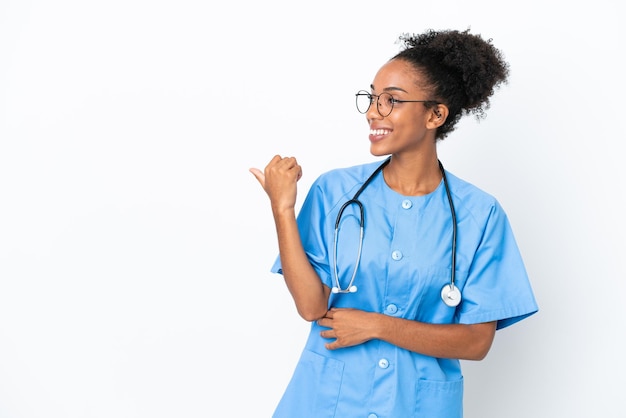 製品を提示する側を指している白い背景で隔離の若い外科医アフリカ系アメリカ人医師の女性