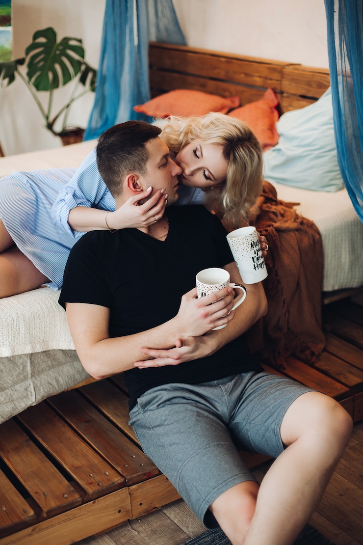 Photo young sweet couple kissing tenderly.
