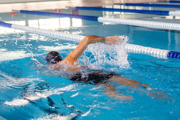 Photo young swimmer man swimming in olympic pool