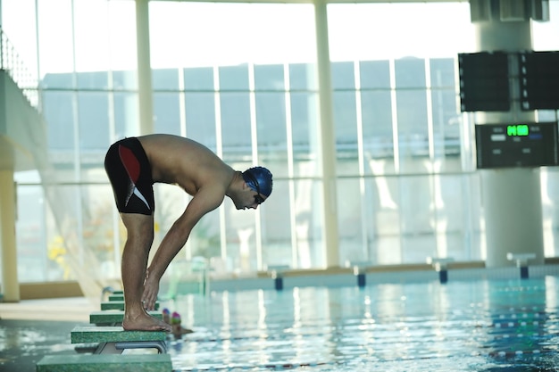 若い水泳選手が水泳を始める