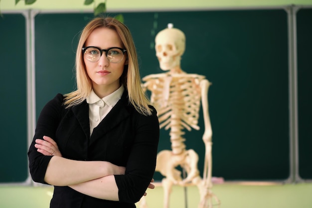 Giovane insegnante in classe scolastica