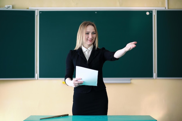 授業中に学校の教室で若い教師