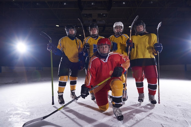 Photo young teen girls ice hockey sport players portrait