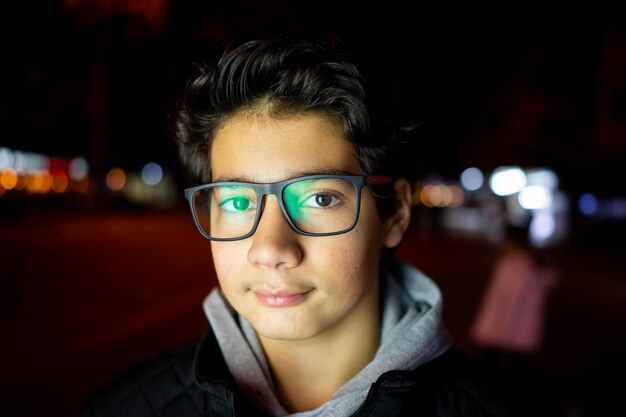 Foto giovane adolescente sulla strada della città ritratto da solo