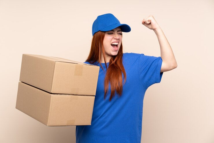 Photo young teenager delivery girl celebrating a victory