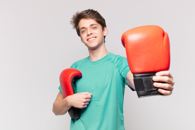 若いティーンエイジャーの男の幸せな表現。ボクシングの概念